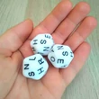 Méret: 28 mm - Húszoldalú kocka az ábécé betűivel - fehér