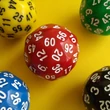 Hatvanoldalú, nagyméretű (38 mm) „dobókocka” lapszámozva 1-60-ig, több színben, feladatötletekkel! - piros