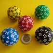 Hatvanoldalú, nagyméretű (38 mm) „dobókocka” lapszámozva 1-60-ig, több színben, feladatötletekkel! - piros
