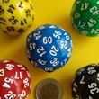 Hatvanoldalú, nagyméretű (38 mm) „dobókocka” lapszámozva 1-60-ig, több színben, feladatötletekkel! - kék
