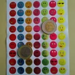 Matricakészlet - fémesen csillogó mosolygós arcok, smiley-k több méretben - 12 mm, 63 db / ív