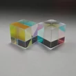 A látható spektrum szétbontása egyes színekre prizma segítségével – Light refracting prism cubes