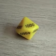 Közeli kép - tízoldalú kocka ezresekkel számozva - számoláshoz - műveletekhez - matematika- és idegen nyelvi órán - fehér