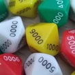 Színválaszték - sárga - tízoldalú kocka ezresekkel számozva - számoláshoz - műveletekhez - matematika- és idegen nyelvi órán