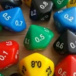 Színválaszték - zöld - tízoldalú kocka tizedestörtekkel számozva - számoláshoz - műveletekhez - matematika- és idegen nyelvi órán