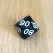 Közeli kép - tízoldalú kocka tízesekkel számozva - számoláshoz - műveletekhez - matematika- és idegen nyelvi órán - fekete