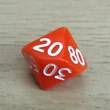 Közeli kép - tízoldalú kocka tízesekkel számozva - számoláshoz - műveletekhez - matematika- és idegen nyelvi órán - narancssárga