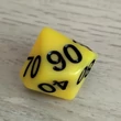 Közeli kép - tízoldalú kocka tízesekkel számozva - számoláshoz - műveletekhez - matematika- és idegen nyelvi órán - sárga