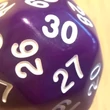 Sorsoláshoz és valószínűségszámításhoz – lila harmincoldalú dobókocka (harminc lappal bíró háromdimenziós test)