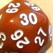 Sorsoláshoz és valószínűségszámításhoz – Karamellbarna harmincoldalú dobókocka (harminc lappal bíró háromdimenziós test)