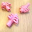 A hüvelyk- és mutatóujjaknak külön gyűszűje van – ennél fogva lehet az ideális technikával rajzolni és írni – rózsaszín (pink)