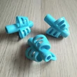 A hüvelyk- és mutatóujjaknak külön gyűszűje van – ennél fogva lehet az ideális technikával rajzolni és írni – világoskék (light blue)