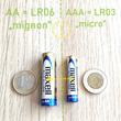 Micro (AAA / LR03 - „kisebbik ceruza”) és mignon (AA / LR06 – „nagyobbik ceruza”) méretbeli különbsége - size differencies