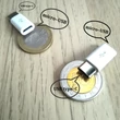 A micro-USB bemenetű (anya – female) telefontöltő kábel csatlakozóját USB type-C (apa – male) kimenetté alakító fehér adapter