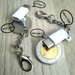 A micro-USB bemenetű (anya – female) telefontöltő kábel csatlakozóját USB type-C kimenetté (apa – male) alakító fehér adapter