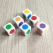 16 mm-es dobókocka különböző színekben az egyes lapjain fejlesztő játékokhoz