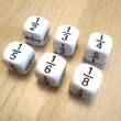 16 mm-es élhosszú dobókocka törtekkel (½;⅓;¼;⅕;⅙;⅛) az egyes lapjain – maths dice