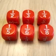 16 mm-es élhosszú dobókocka törtekkel (½;⅓;¼;⅕;⅙;⅛) az egyes lapjain – maths dice