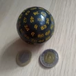Fekete százoldalú dobókoca sárga számokkal – Sorsoláshoz és tanórai játékos feladatokhoz – Black 100-faced dice for teaching w yellow numbers