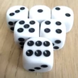 Hagyományos pöttyös dobókockák – Társasjátékokhoz és tanórai játékos feladatokhoz – Classic dot dice size: 16 mm