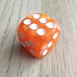 Hagyományos márványhatású dobókocka  – Társasjátékokhoz és tanórai játékos feladatokhoz – Classic dot dice