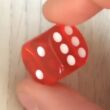 Hagyományos dobókocka 18 mm-es élhosszal – Társasjátékokhoz és tanórai játékos feladatokhoz – Classic dot dice