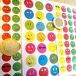 Matrica - mosolygós arcok smiley-k fémesen csillogó - 15 mm - 35 db / ív - reward stickers