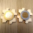 Mérete egy százforintos és egy egyeurós érméhez hasonlítva – Size comparison with coins