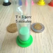 Magasság / height: 9 cm – homokóra pedagógusoknak – osztálytermi játékos feladatokhoz – történelem – anyanyelv – idegen nyelv – 5 perces zöld