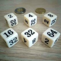 A kocka egyes lapjain a kettő első hat hatványa szerepel: 2 - 4 - 8 - 16 - 32 -64