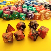 Kockakészlet lapszámozva, 7 db-os, kétszínű, ördögpiros-fekete - sok egyéb színben!