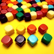 Üres, színes dobókockacsomag, 16 mm X 8 különböző szín - írható, felmatricázható felületű