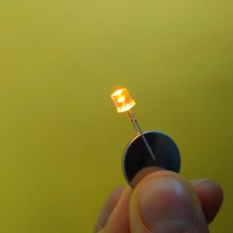 LED dióda áramkörépítéshez vagy „titkos kód" létrehozásához, narancssárga (több színben)