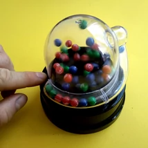 Sorsológép számhúzáshoz, 1-től 48-ig számozott golyókkal