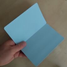 Félbehajtható, ceruzával (újra)írható, felállítható kártya / névtábla, több színben - pasztellkék (1 db)