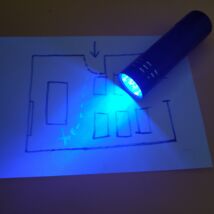 UV-fényű zseblámpa kincskeresős játékokhoz, szabadulószobához (elemekkel!)