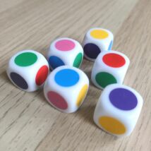 Hatszínű dobókocka színes pöttyökkel: zöld | kék | lila | piros | rózsaszín | citromsárga