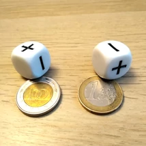 Dobókocka az összeadás + és kivonás - jelével és két üres lap – 15 mm-es fehér – számolás gyakorlása