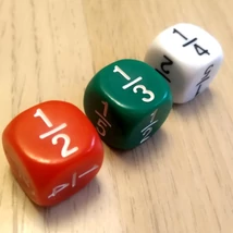 Dobókocka törtekkel (½;⅓;¼;⅕;⅙;⅛) lapjain – számolás és matek gyakorlása