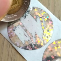 Kaparós sorsjegy készítése – Scratch off sticker labels – Lekaparható matrica – 25mm csillámló ezüst kör