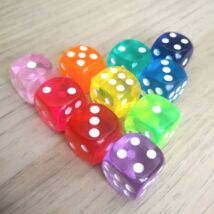 Hagyományos dobókockák 1-től 6-ig pöttyözve – Áttetsző 14 mm-es színes kockacsomag – Transparent dice set
