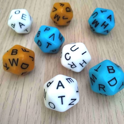 Az egyes betűk előfordulásai a karamell színváltozaton -  Húszoldalú kocka az ábécé betűivel - fehér