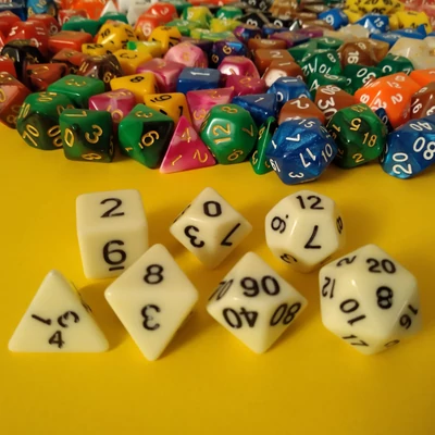 Kockakészlet lapszámozva, 7 db-os, csontfehér - sok egyéb színben!