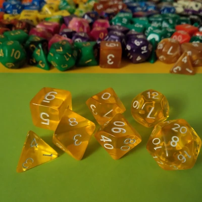 Kockakészlet lapszámozva, 7 db-os, áttetsző borostyánsárga - sok egyéb színben!