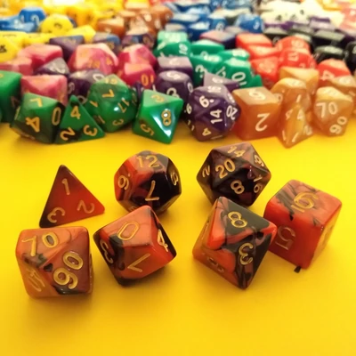 Kockakészlet lapszámozva, 7 db-os, kétszínű, ördögpiros-fekete - sok egyéb színben!