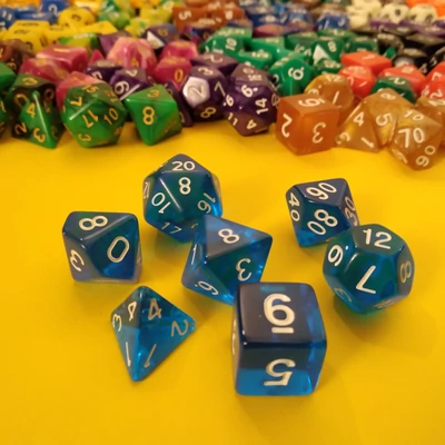 Kockakészlet lapszámozva, 7 db-os, áttetsző ciánkék - sok egyéb színben!