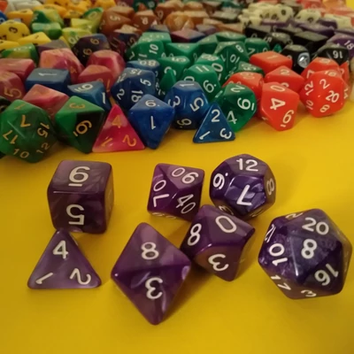 Kockakészlet lapszámozva, 7 db-os, gyöngyházfényű ametisztlila - egyéb színekben is!