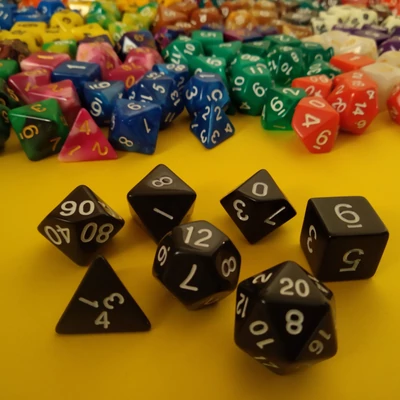 Kockakészlet lapszámozva, 7 db-os, fekete - sok egyéb színben!