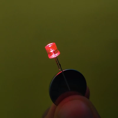 LED dióda áramkörépítéshez vagy „titkos kód" létrehozásához, piros (több színben)