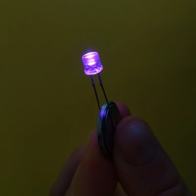 LED dióda áramkörépítéshez vagy „titkos kód" létrehozásához, lila (több színben)